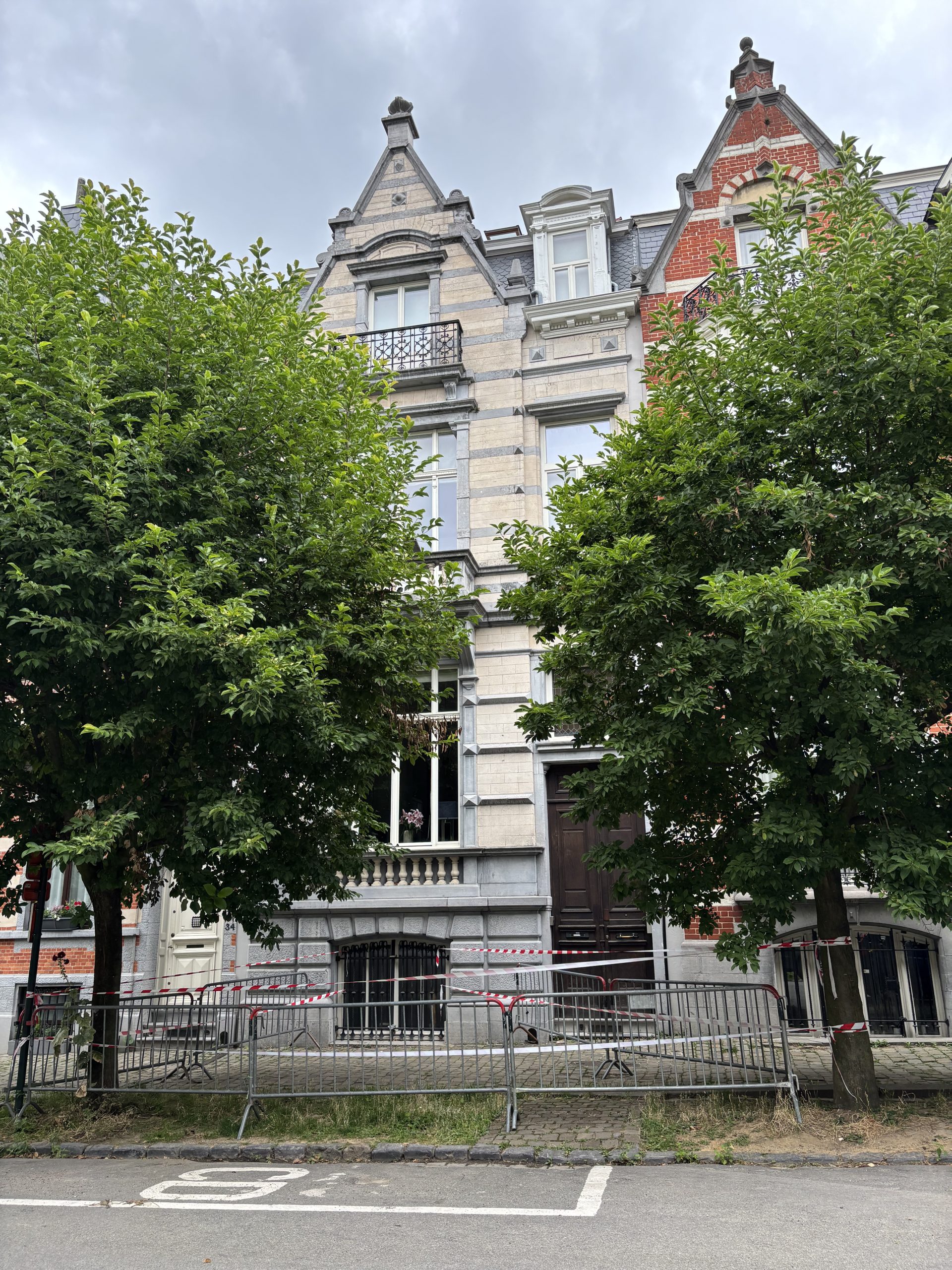 Balcon instable sur bâtiment classé à Bruxelles avec périmètre de sécurité en place