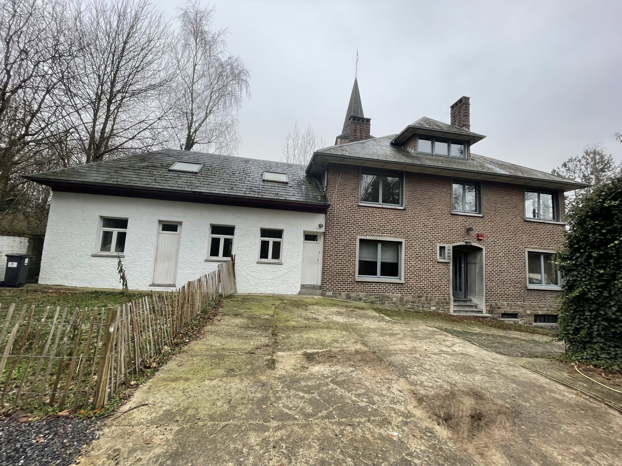 Maison à Rixensart présentant des fissures verticales dues à un basculement des fondations