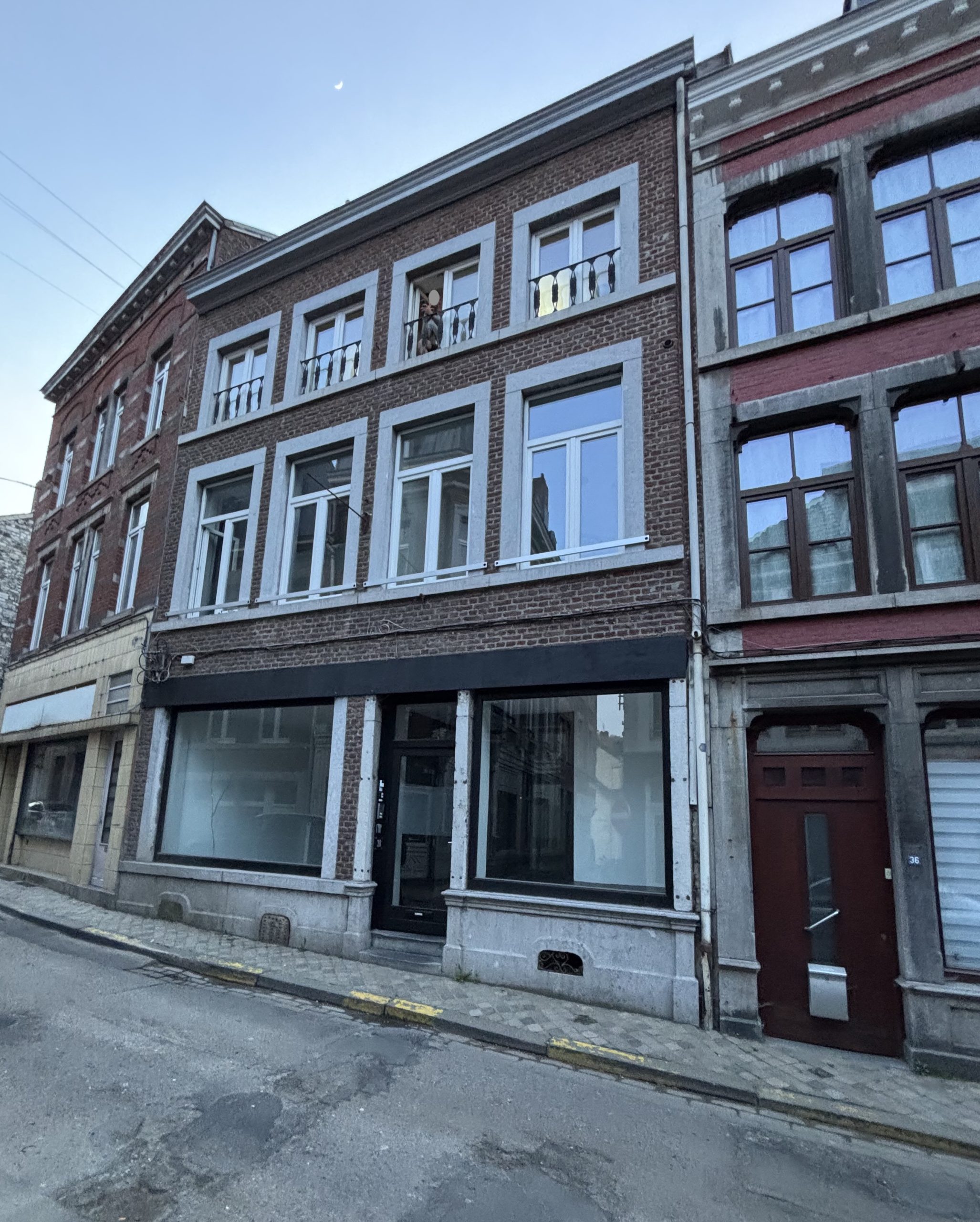 Immeuble avec duplex présentant des fissures dues à une surcharge du plancher après transformation d’un grenier en habitation