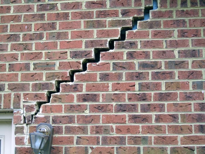 Expertise structure et diagnostic de fissures dans une maison par un ingénieur en stabilité