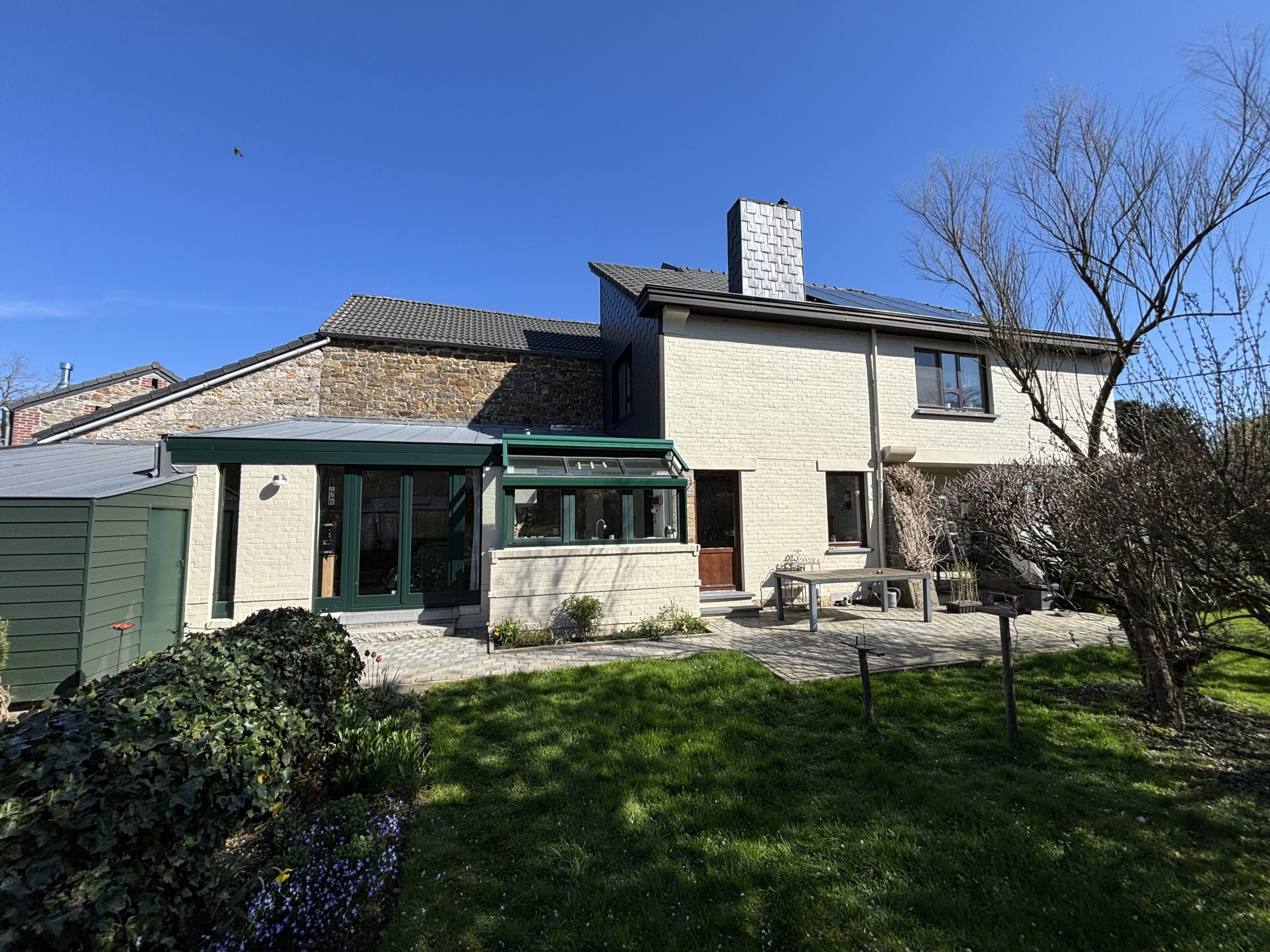 Maison présentant des fissures à l’étage liées à une surcharge de toiture due à des panneaux photovoltaïques