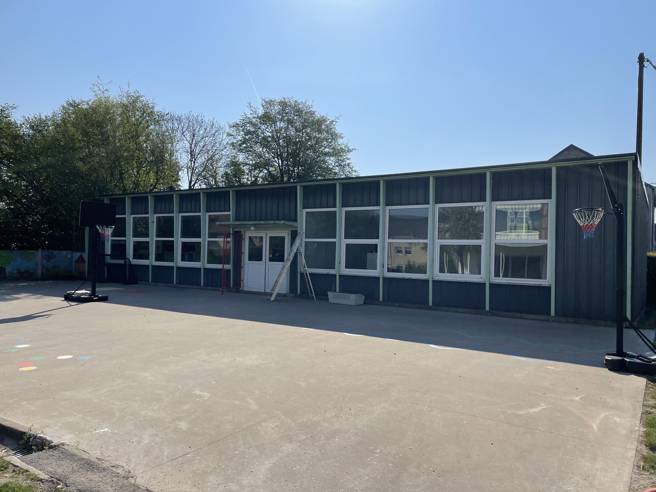 Expertise de stabilité d’un bâtiment scolaire à Modave avec structure métallique présentant une corrosion avancée