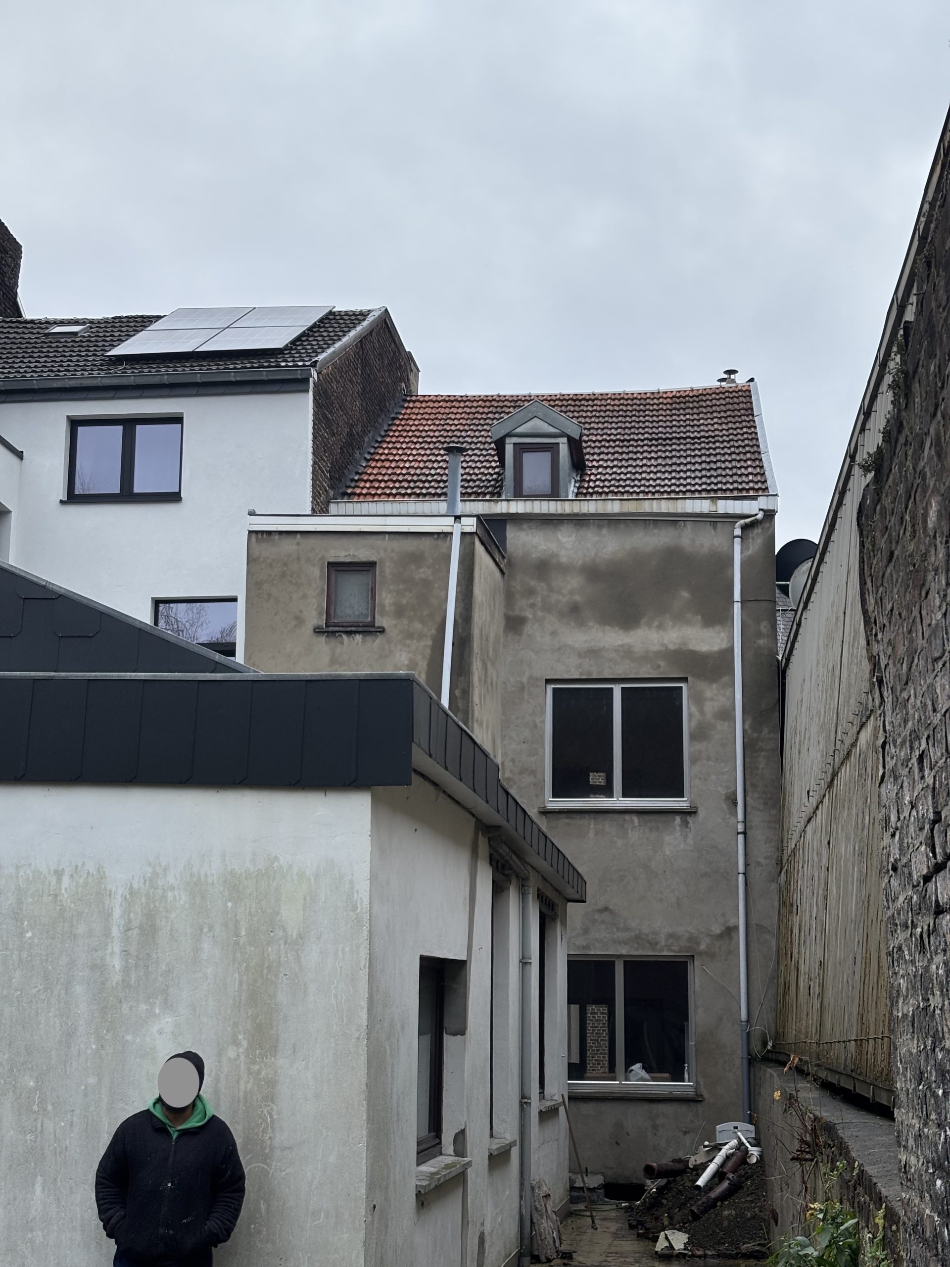 Fissures sur annexe de bâtiment dues à un tassement différentiel des fondations à Liège