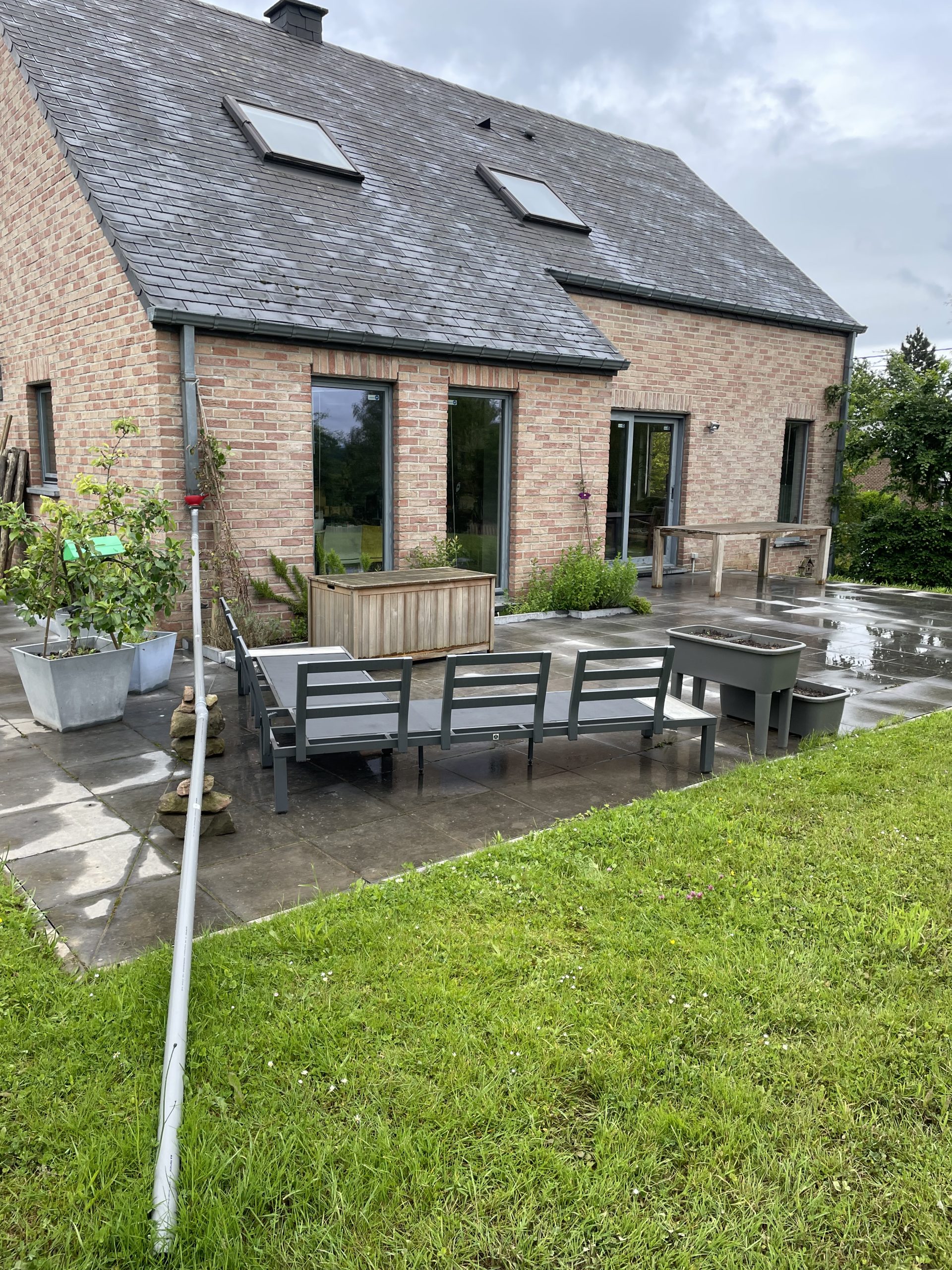 Fissures et humidité dans une maison à Plainevaux liées à une terrasse extérieure non conforme