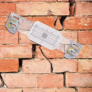 Fissuromètre installé sur fissure de mur pour surveiller l’évolution de la fissuration