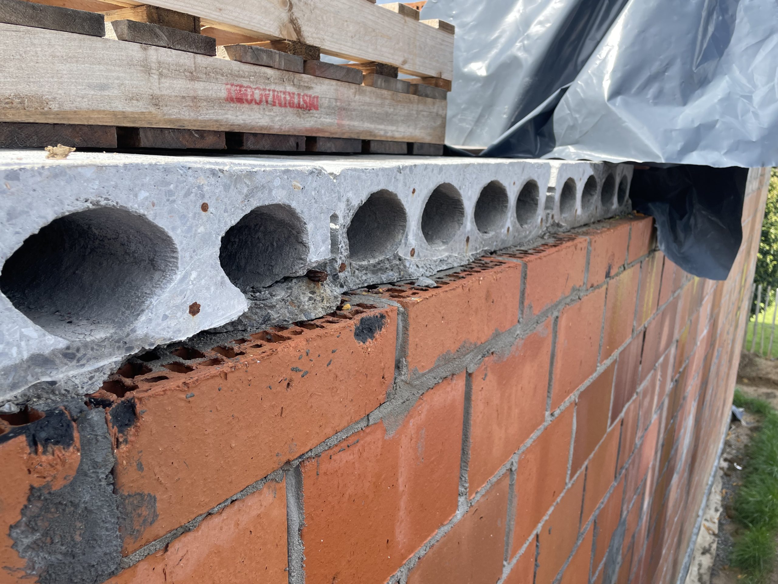 Hourdis précontraint sectionné non conforme dans un garage en construction à Wavre