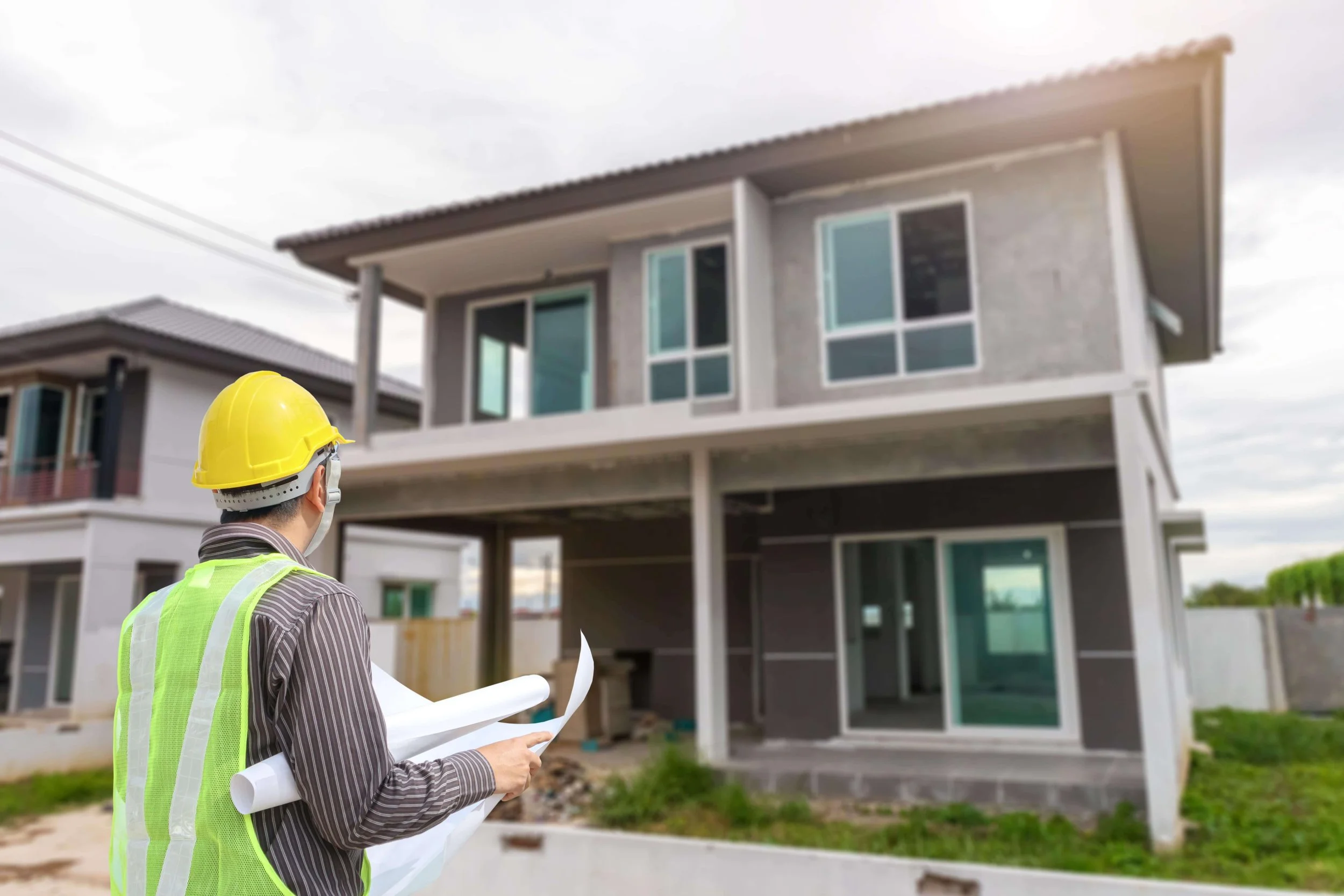 Ingénieur en stabilité expliquant l’état structurel d’une maison à un propriétaire