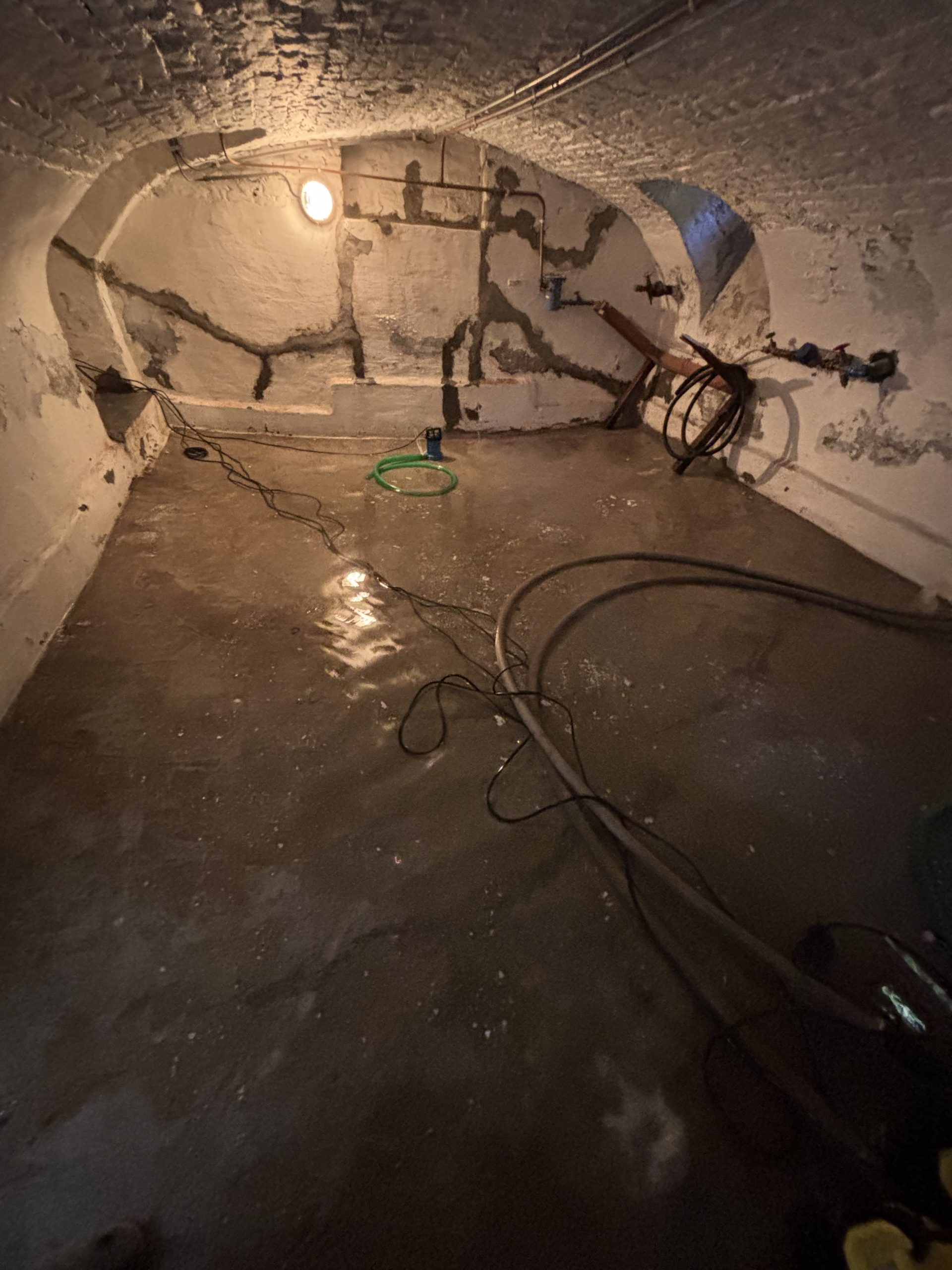 Inondation de cave à Lessines liée à une nappe phréatique élevée avec fissures structurelles