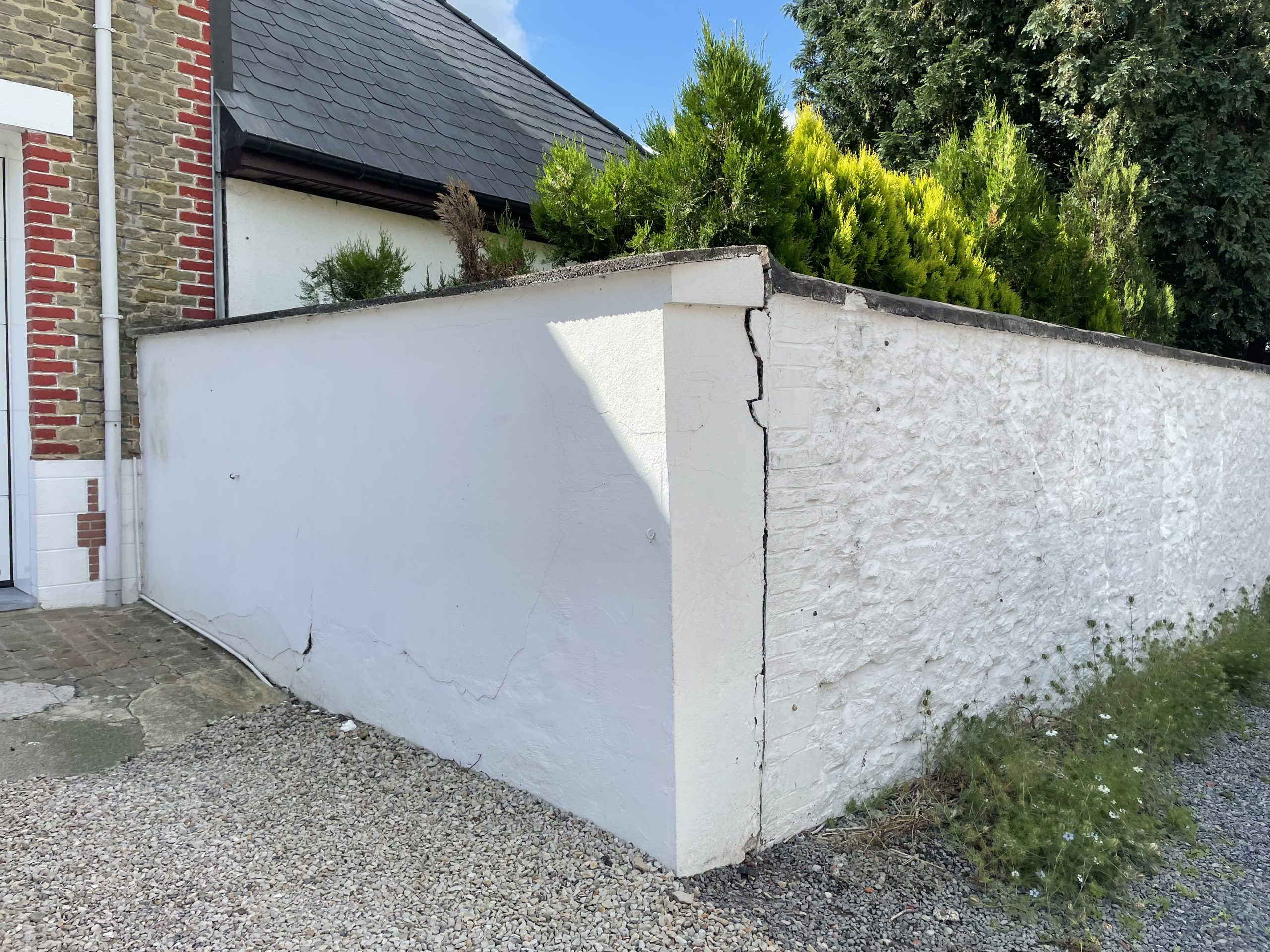 Mur mitoyen fissuré à Blaton présentant un défaut de stabilité en soutènement