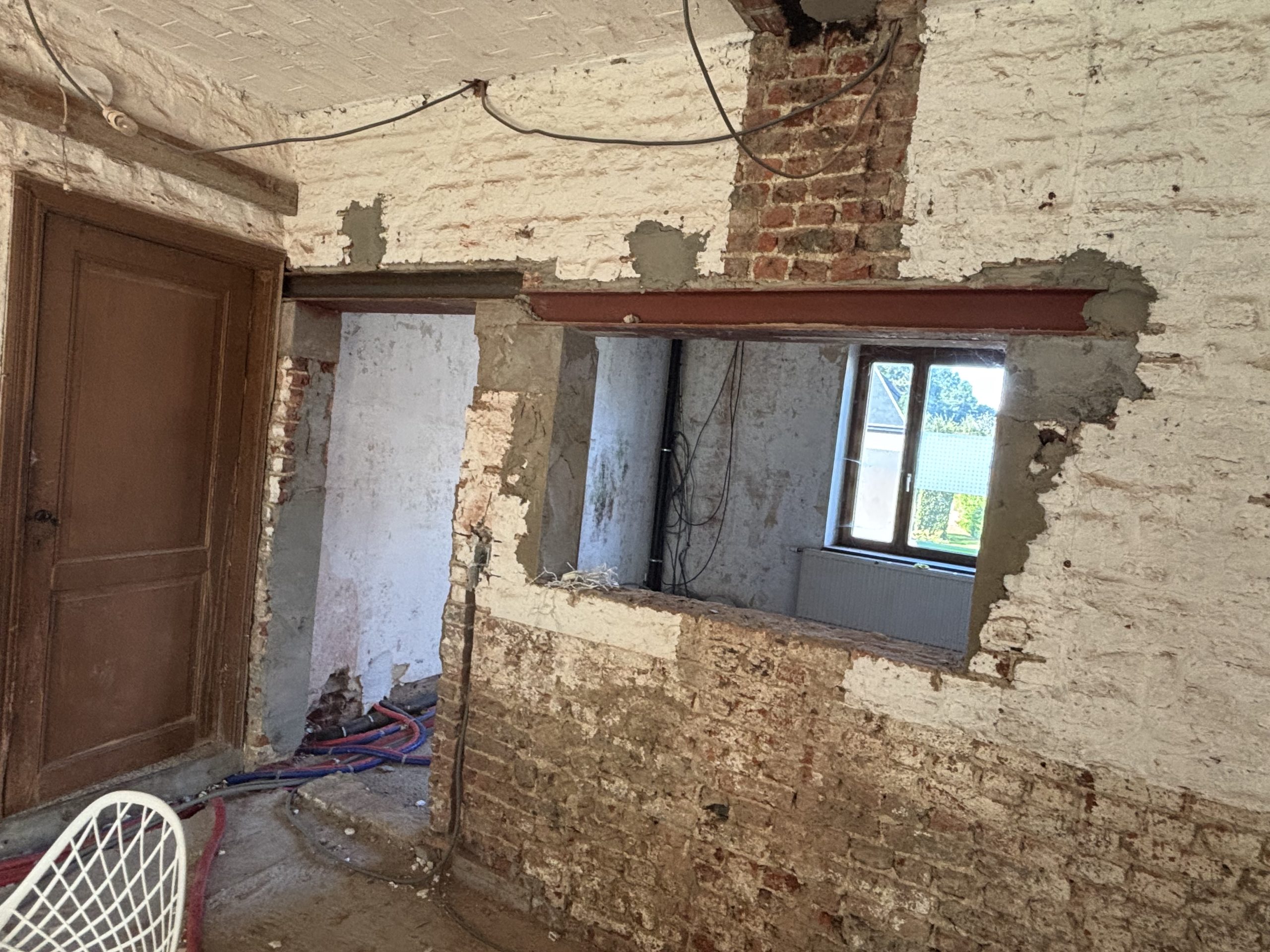 Ouverture de mur porteur non conforme avec poutrelles métalliques multiples dans une maison à Durbuy