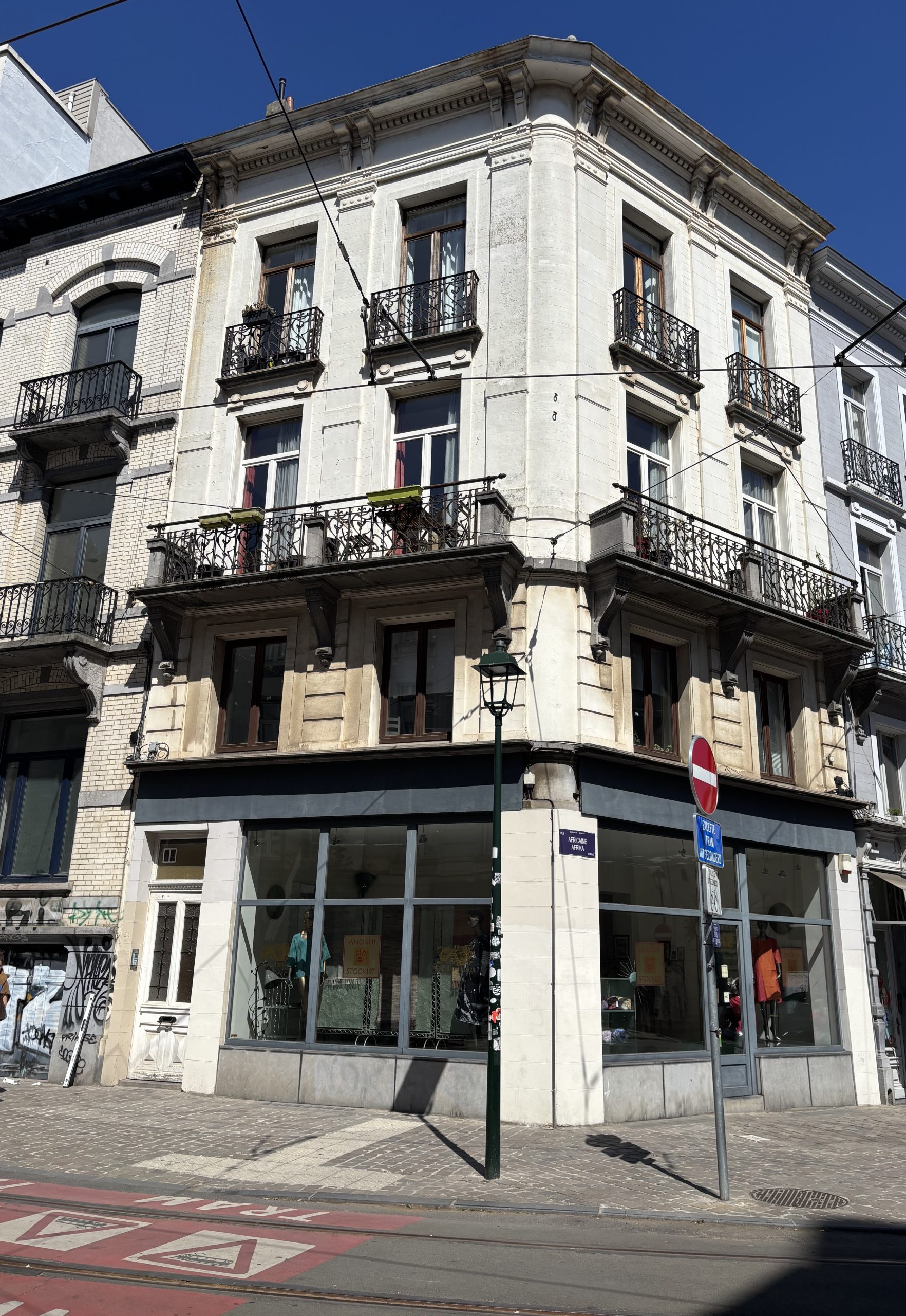 Immeuble de copropriété à Bruxelles présentant des fissures structurelles liées à des vibrations et désordres internes